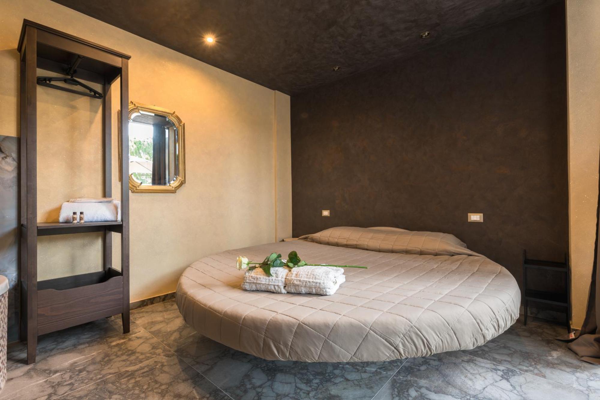 Garda Fantasy Paradise Silver O Gold Desenzano del Garda Esterno foto